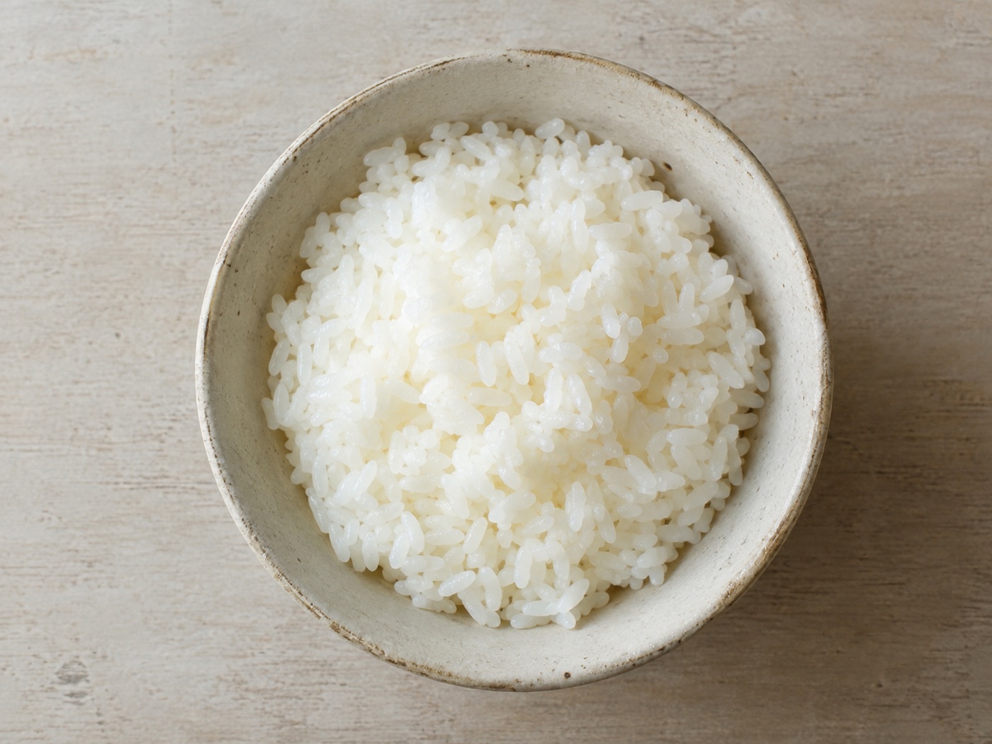 コシヒカリ — 陶器の器に盛った炊きたてのご飯