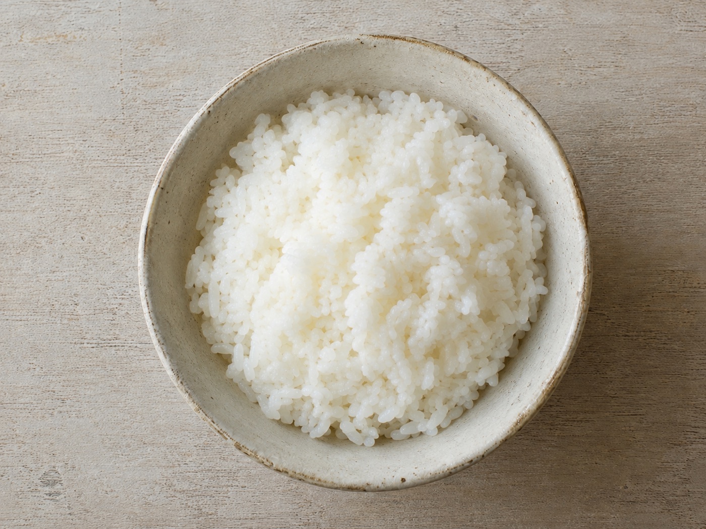 とちぎの星 — 陶器の器に盛った炊きたてのご飯